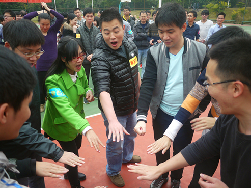 "我们先挑战谁?"猜拳决定各队首轮对手.